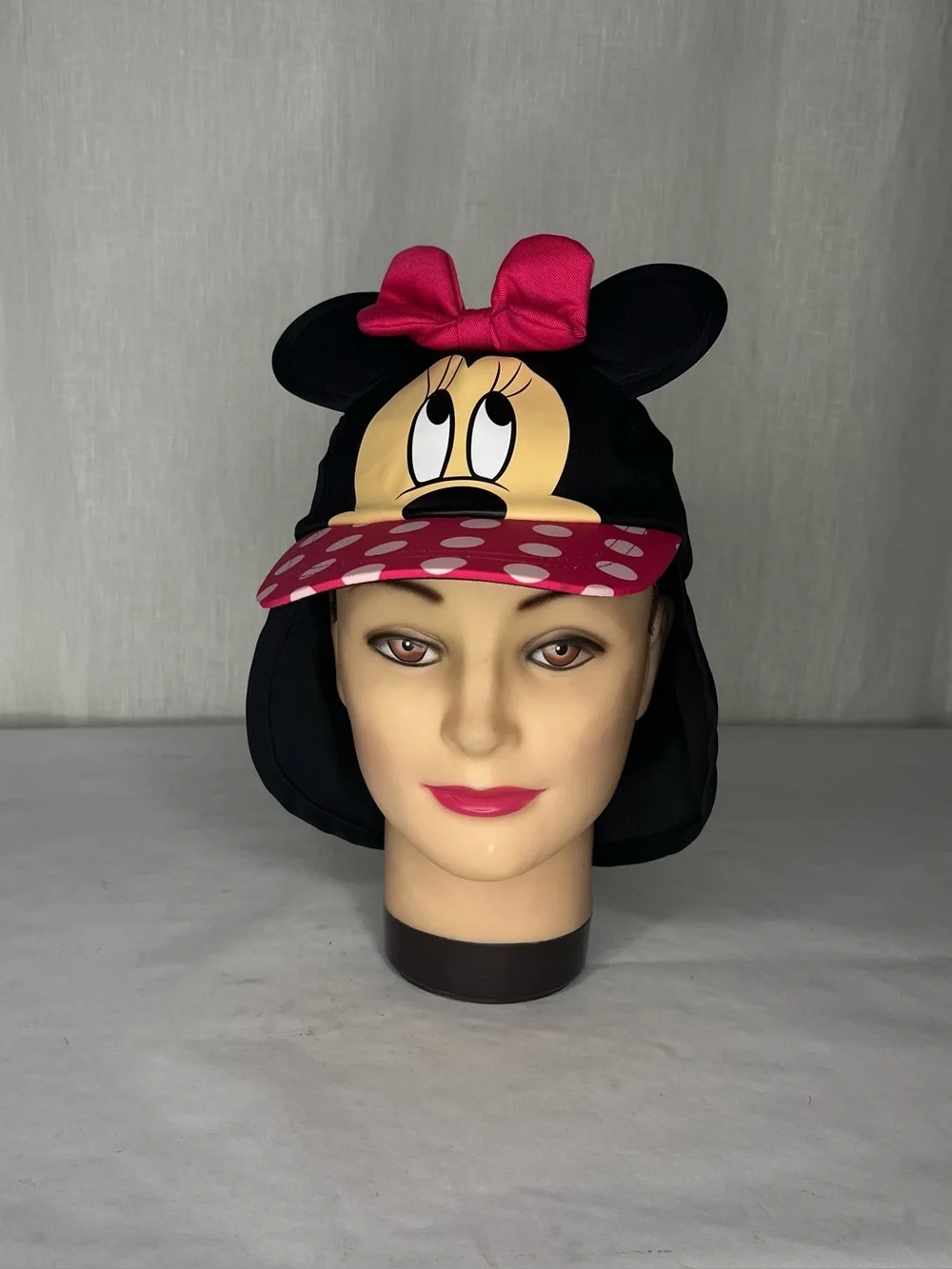 Girls Minnie Mouse shade hat!